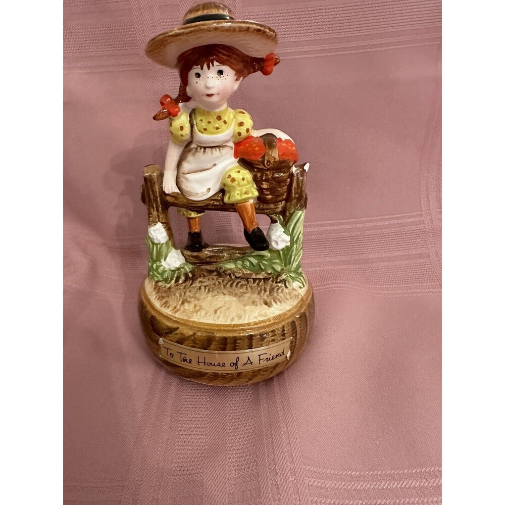 Figurine HOLLY HOBBIE Ceramic  6" TO THE HOUSE OF A FRIEND Made in Japan Box